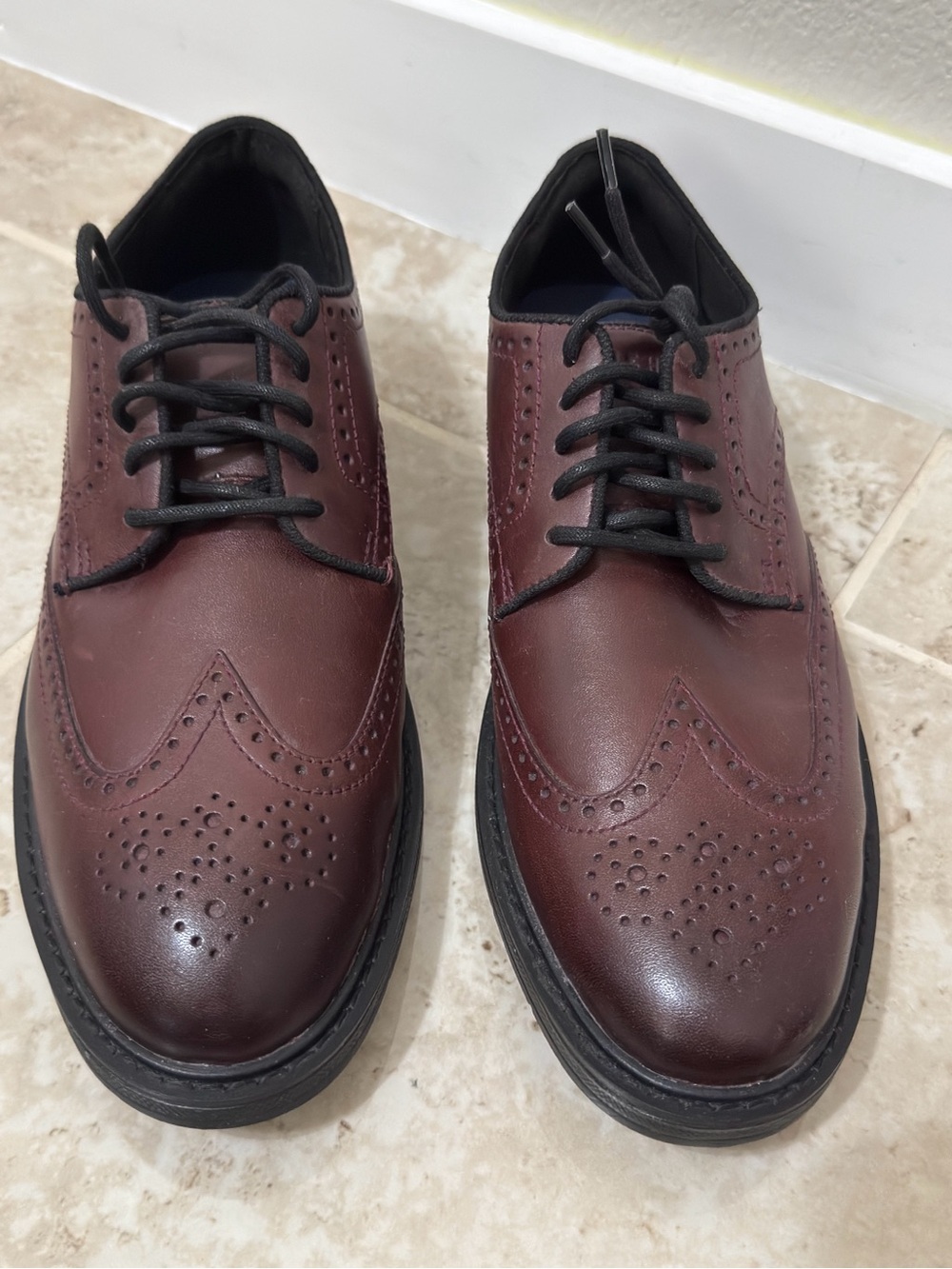 Cole Haan Men's Go-To Wingtip Oxford shoes In Pinot Colors (Size 8.5).